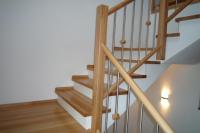 Treppe aus Buche mit weißen Setzstufen 