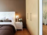 Schlafzimmerschrank neben Bett