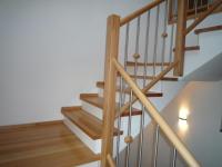 Treppe aus Buche mit weißen Setzstufen 