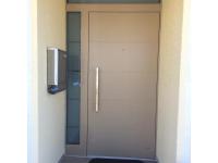 Aluminium-Haustür cremefarben mit Glas-Seitenteil und Oberlicht