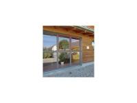 Holz-Aluminium-Fensterfassade in purpurrot und grau in Woringen