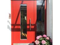 Holzhaustür in rot mit Lichtausschnitt und Glas-Seitenteil 