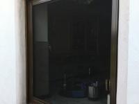 Holzfenster in sepiabraun mit Insektengitter und nach außen öffnend