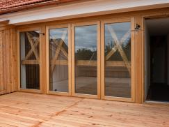 Bodentiefe Holz-Fenster auf Terrasse