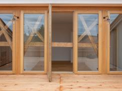 Bodentiefe Holz-Fenster auf Terrasse