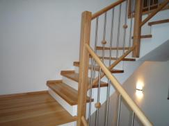 Treppe aus Buche mit weißen Setzstufen 