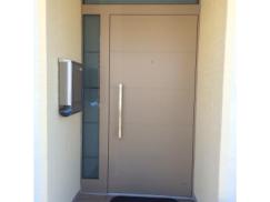 Aluminium-Haustür cremefarben mit Glas-Seitenteil und Oberlicht