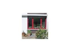 Holz-Aluminium-Fenster in purpurrot mit zwei Seitenteilen in Augsburg