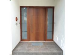 Holz-Haustür in mahagoni-braun mit zwei Milchglas-Seitenteilen 