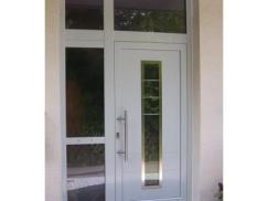 Aluminium-Haustür in weiß mit Lichtausschnitt und Seitenteil und Oberlicht 