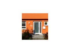 Aluminium-Haustür in weiß mit Milchglas-Lichtausschnitt und Seitenteil aus Milchglas in Königsbrunn 