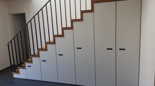 Treppenschrank in weiß