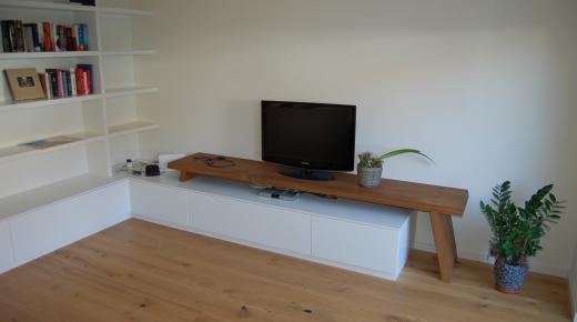 Wohnzimmerschrank in weiß und Eiche