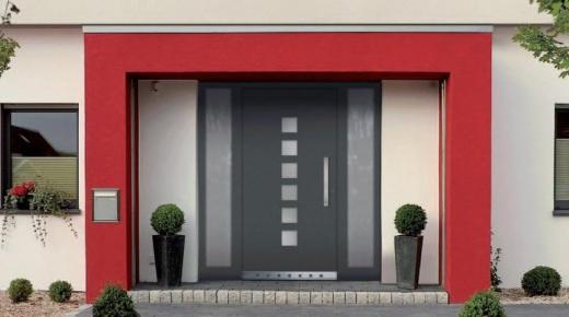 Alu-Haustür in anthrazit mit zwei Milchglas-Seitenteilen in Mindelheim
