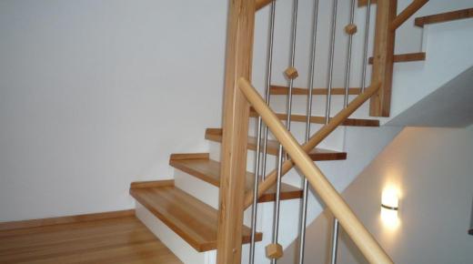 Treppe aus Buche mit weißen Setzstufen