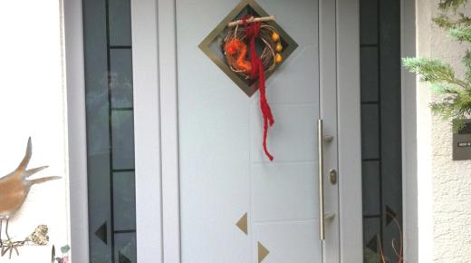 Haustür weiß mit zwei Milchglas-Seitenteilen mit Muster