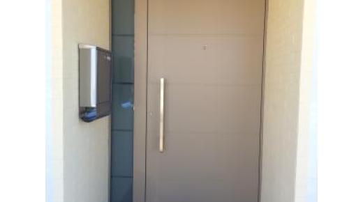 Aluminium-Haustür cremefarben mit Glas-Seitenteil und Oberlicht