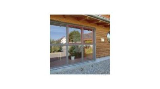 Holz-Aluminium-Fensterfassade in purpurrot und grau in Woringen