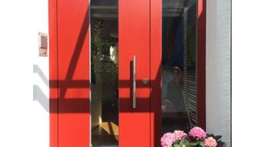 Holzhaustür in rot mit Lichtausschnitt und Glas-Seitenteil 