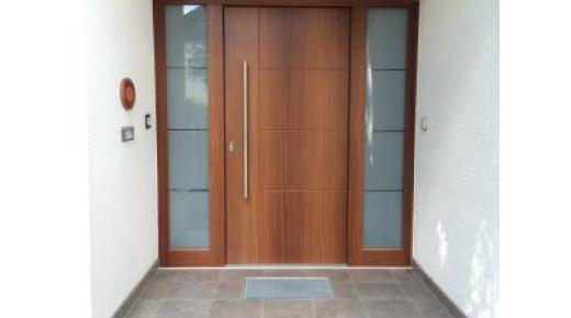 Holz-Haustür in mahagoni-braun mit zwei Milchglas-Seitenteilen 