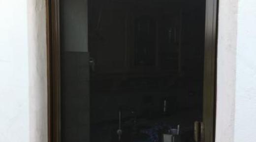 Holzfenster in sepiabraun mit Insektengitter und nach außen öffnend