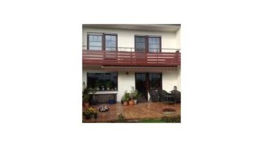 Kunststoff-Sprossenfenster in mahagoni-braun mit Energiesparverglasung