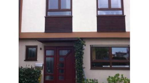Kunststofffenster mit Unterlicht in nussbaumdekor-braun 