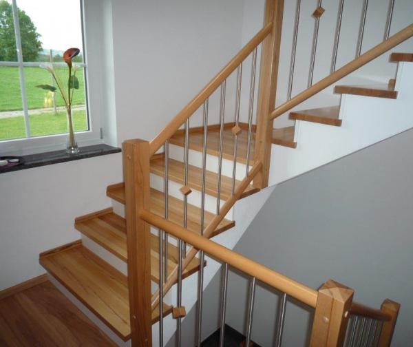 Treppe aus Buch mit weißen Setzstufen 