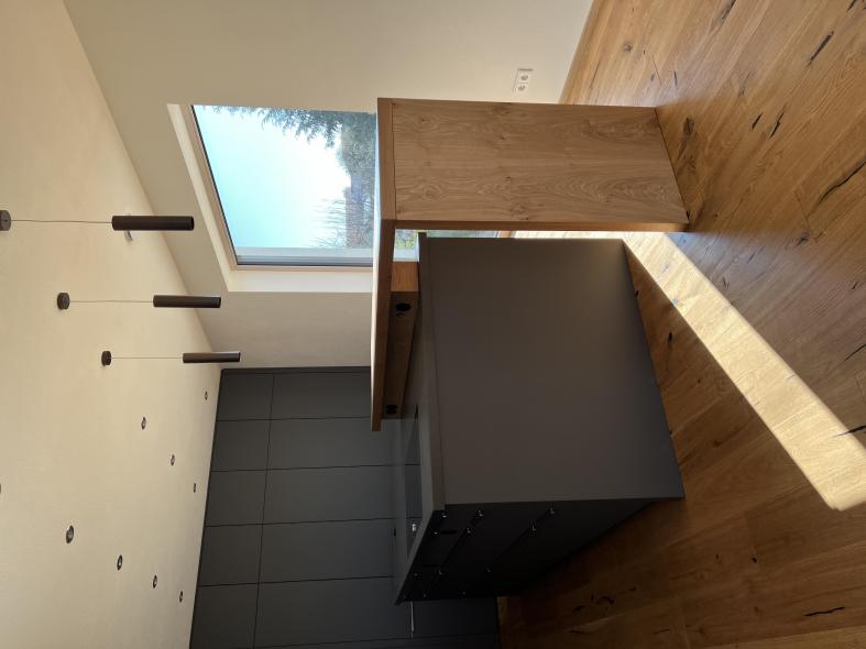 Küche in anthrazit mit Holz-Hochtisch  