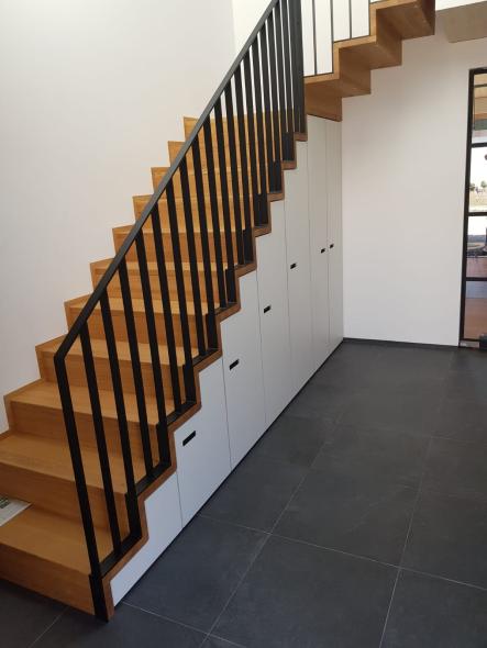 Treppenschrank in weiß