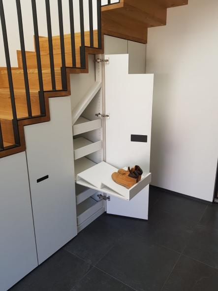 Treppenschrank in weiß mit Schuhfächern