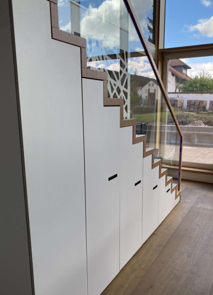 Treppe mit Schubladen im Unterbau
