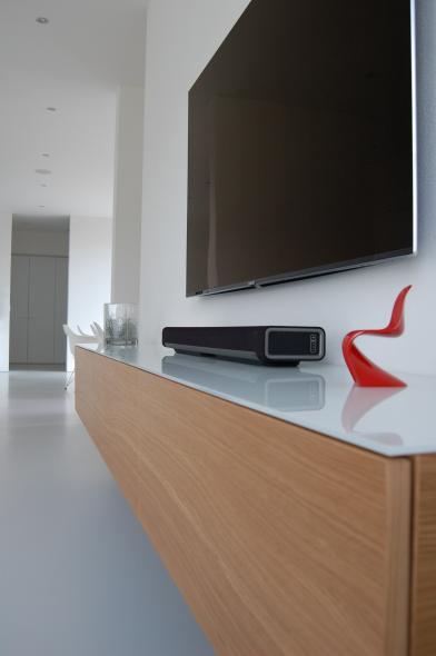 TV-Schrank mit Holzfurnier mit weißer Glanzoberfläche