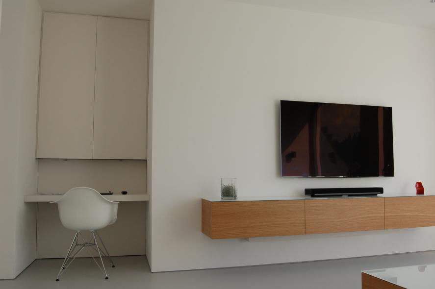 TV-Unterbauschrank mit drei Schubladen