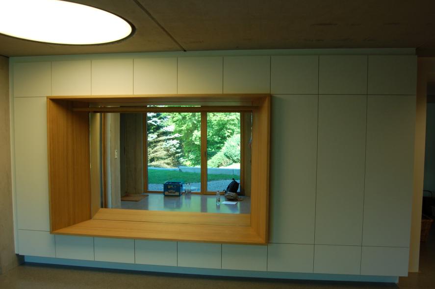 Garderobe mit Spiegel und Holzrahmen