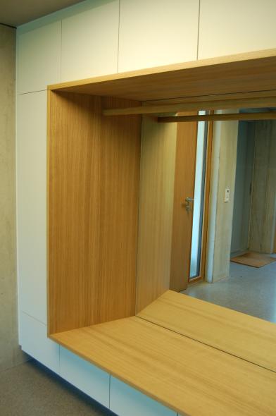 Garderobe mit Spiegel und Holzrahmen Nahaufnahme