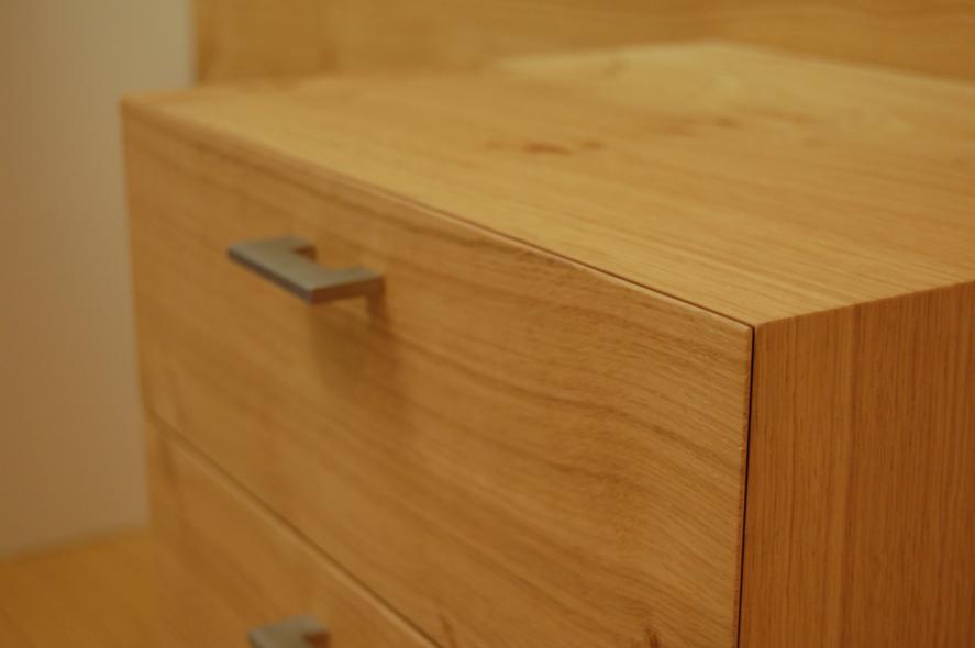 Garderobenschrank mit Schublade