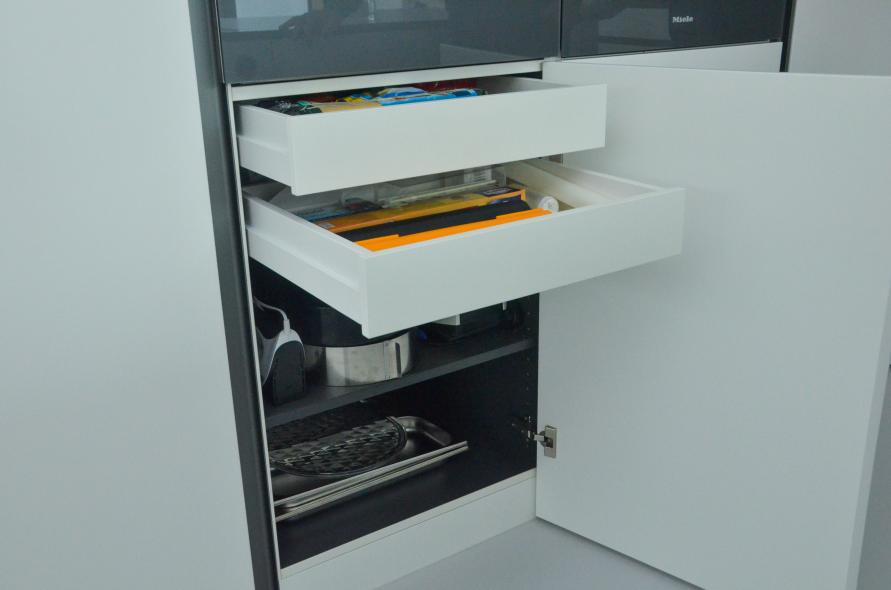 Integrierte Schubladensysteme in moderner Küche