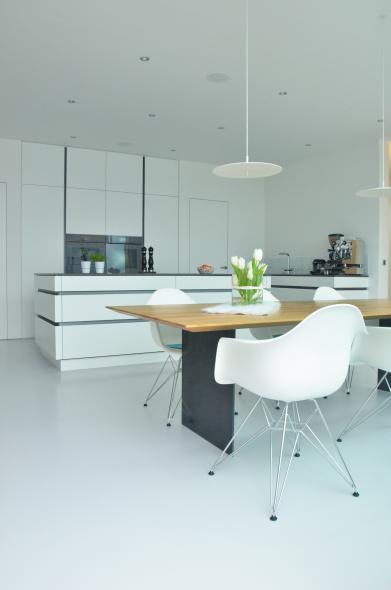 Moderne Küche mit Essbereich