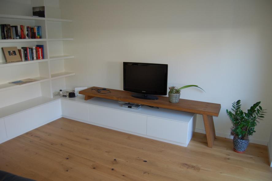 Wohnzimmerschrank in weiß und Eiche