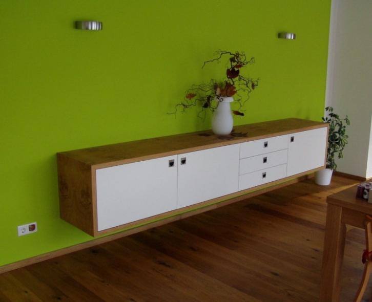 Holz-Sideboard mit weißen Türen und Schubladen 