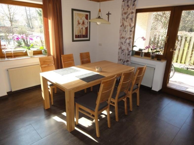 Esstisch aus Holz mit Stühlen mit grauem Polster