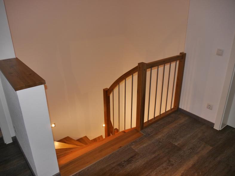Treppe aus Buch mit weißen Setzstufen Ansicht von oben