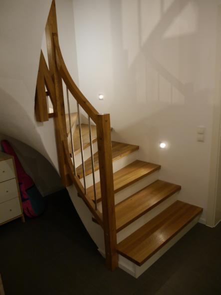 Treppe aus Buch mit weißen Setzstufen Ansicht von unten