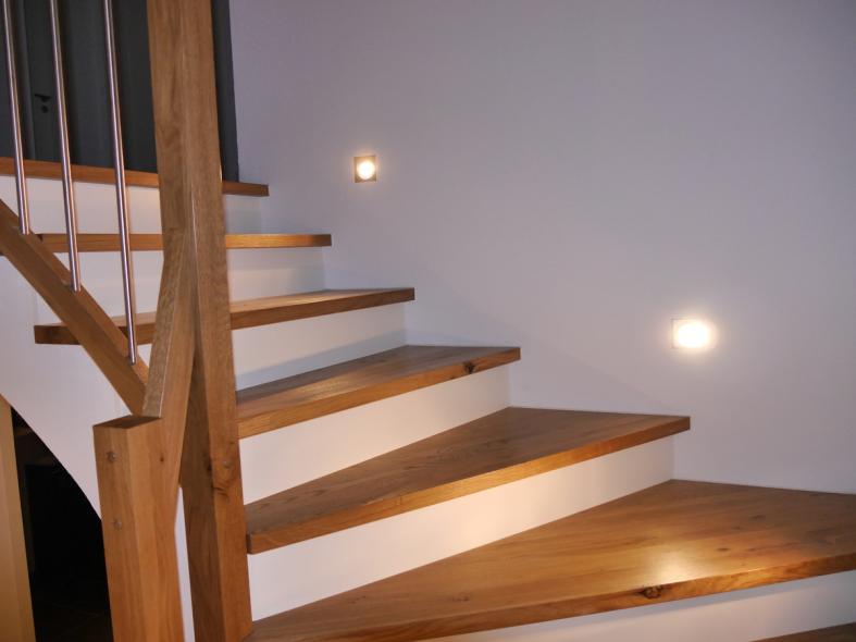 Treppe aus Buch mit weißen Setzstufen