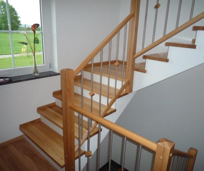 Treppe aus Buch mit weißen Setzstufen 