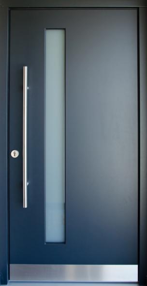 Haustür in anthrazit mit Stangengriff und Milchglas-Lichtausschnitt 