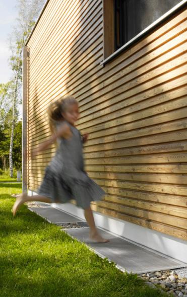 Lichtschacht bei Holzhaus