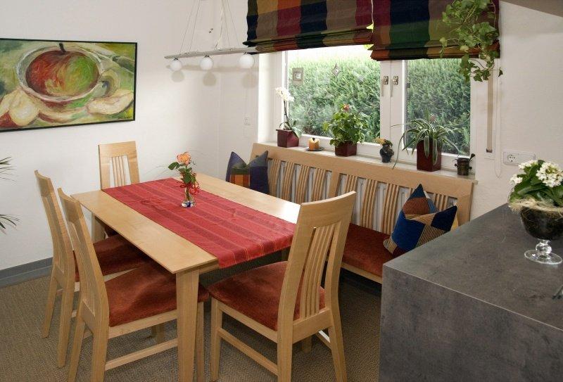 Esszimmertisch aus Holz mit Stühlen mit rotem Polster 