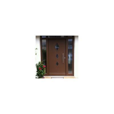 Holzhaustür mit drei Lichtausschnitten und Edelstahl-Stoßgriff und zwei Glas-Seitenteilen